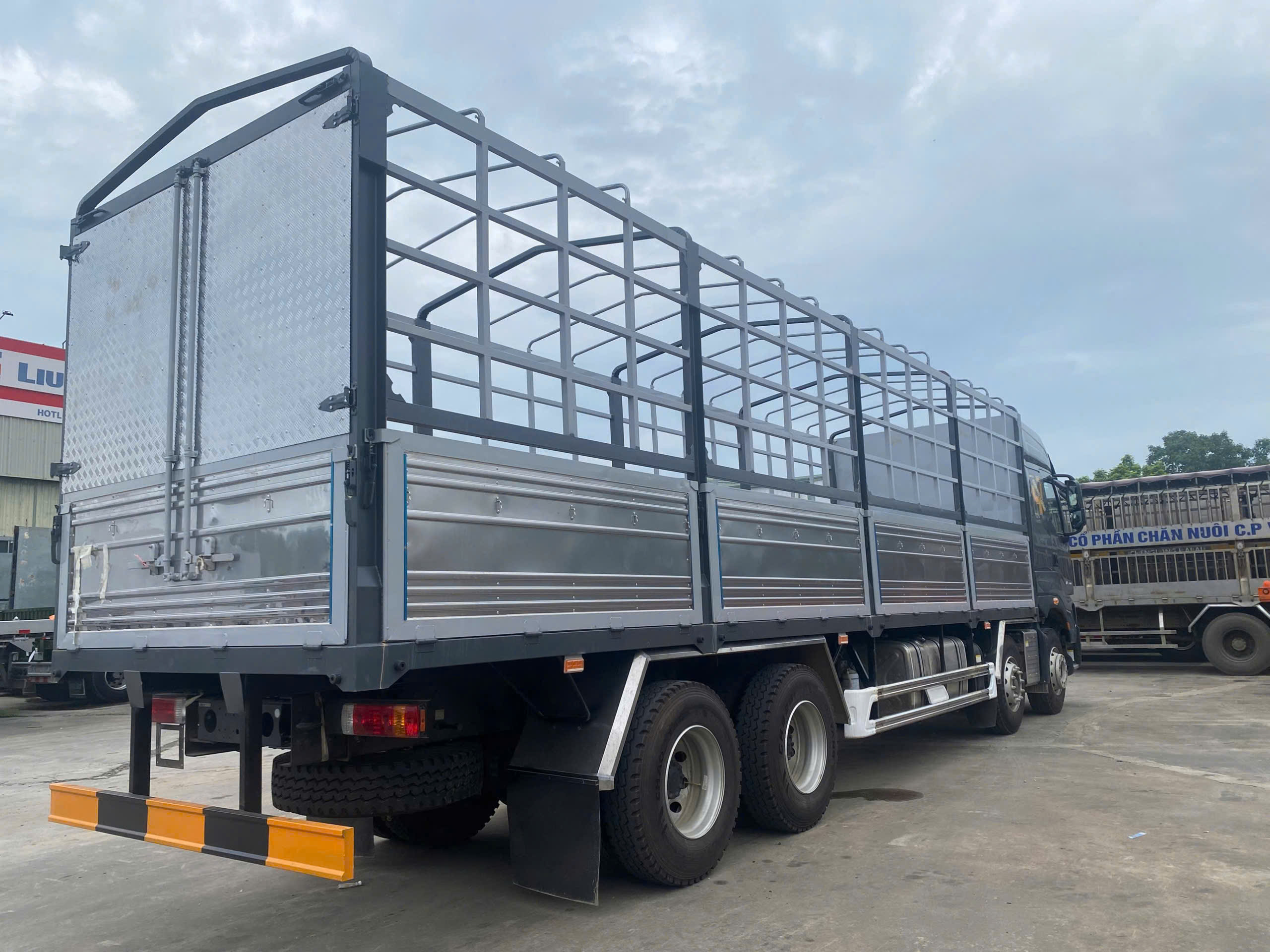 Alternative view of TẢI THÙNG 4 chân CHENGLONG H7 8x4 400HP